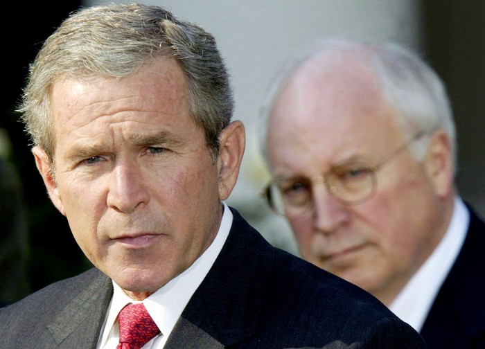 Ngày 23/10/2003: Tổng thống Mỹ George W. Bush cùng cấp phó Dick Cheney đã ký "hóa đơn" chi tiêu quốc phòng trị giá 355 tỷ USD tại Vườn Hồng, trong số này có 40 tỷ USD để dành riêng cho việc chuẩn bị hậu cần cho cuộc chiến tranh tại Iraq vài tháng sau đó.